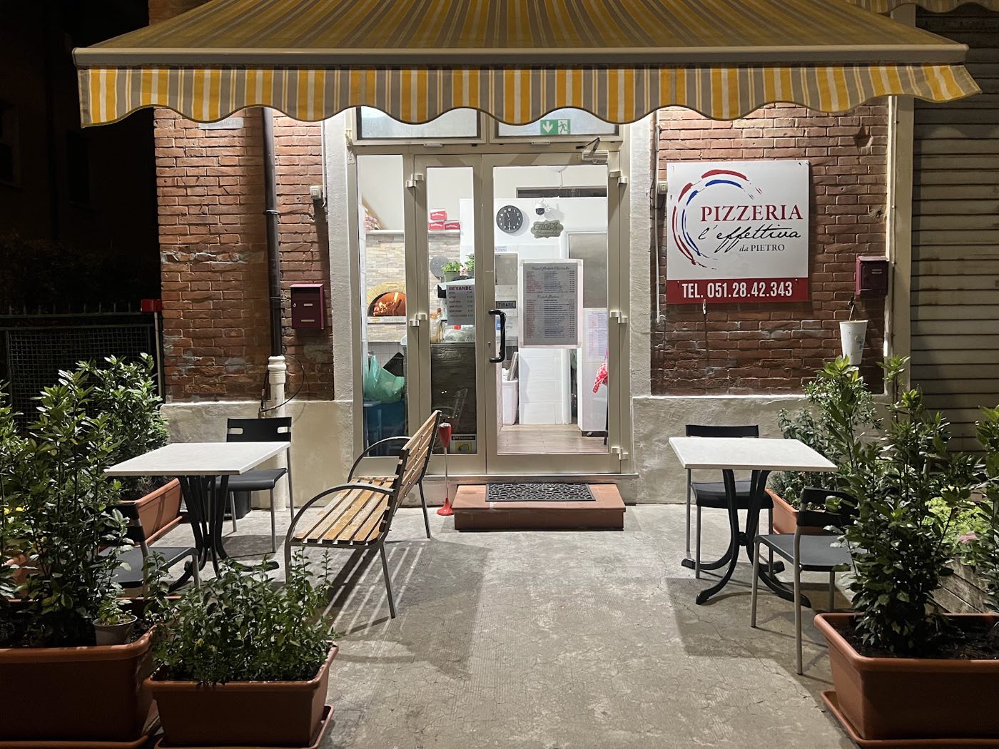 L'ingresso della Pizzeria L'Effettiva da Pietro in Via Toscana, Bologna