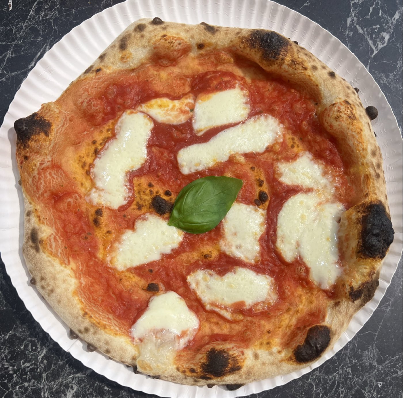 Pizza margherita napoletana dal forno a legna