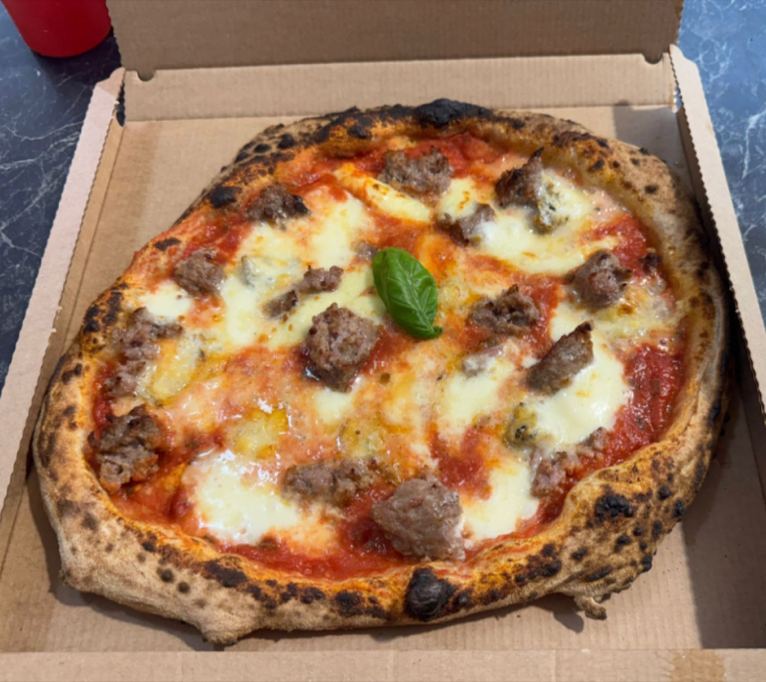 PizzEffettiva con salsiccia e gorgonzola nel cartone