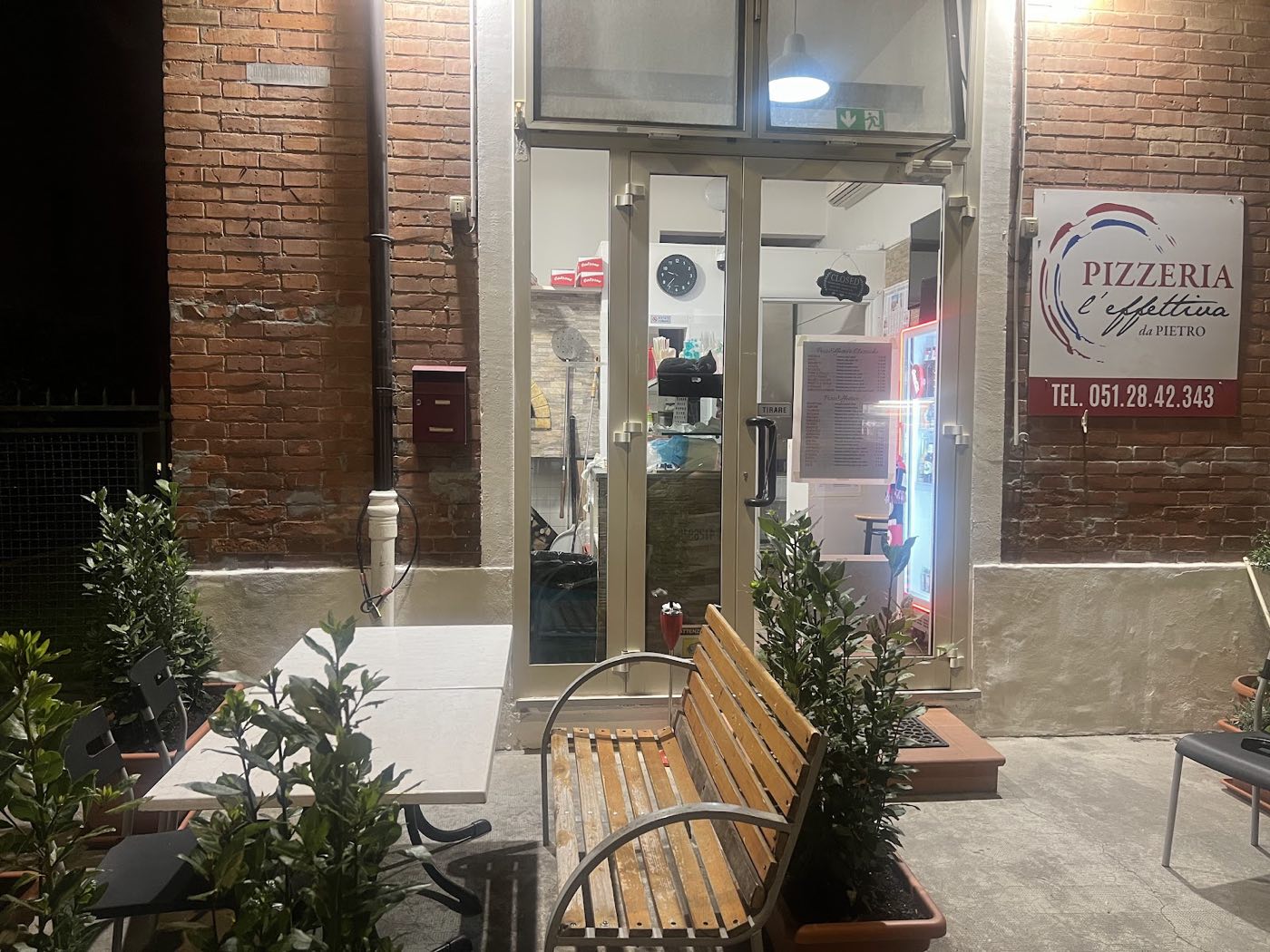 La facciata della pizzeria in Via Toscana a Bologna, la sera